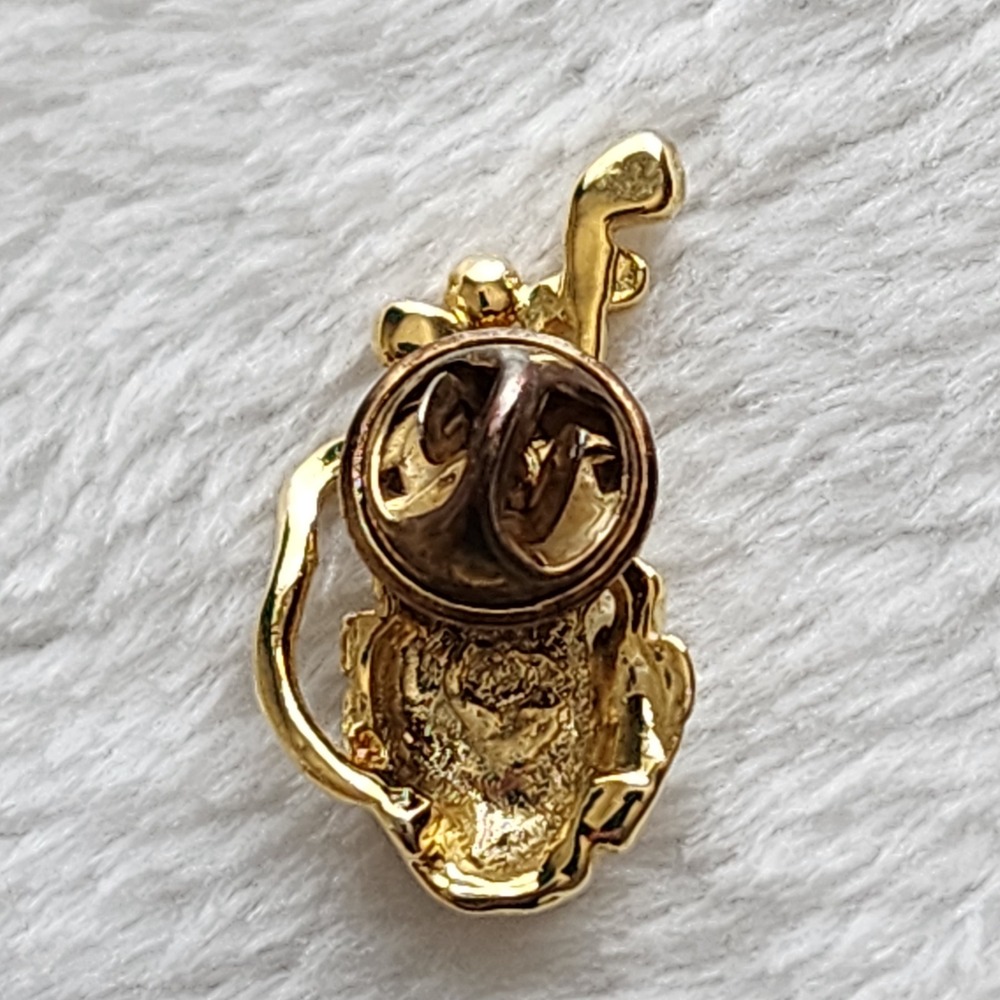 Golf Bag Pin Gold Tone Sporty Caddy Lapel Pin Accessory Golder Gift Idea Dad - Picture 6 of 7